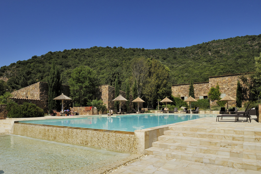G�te � Serriera en Corse du Sud -20006 : piscine