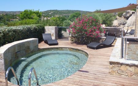 G&icirc;te n&deg;20231 Tizzano - Corse - Location G&icirc;te 20231 &agrave; Tizzano en Corse du Sud vue ext&eacute;rieure sur le bassin.