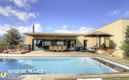 G&icirc;te n&deg;28143 Sainte lucie de porto vecchio - Corse - Gite &agrave; Sainte Lucie de Porto-Vecchio, Corse du Sud, Labellis&eacute; G&icirc;tes de France : la villa et la piscine