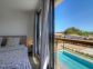 G&icirc;te &agrave; Porto Vecchio, le Sud Corse, labellis&eacute; G&icirc;tes de France : la chambre &agrave; l'&eacute;tage avec vue sur la piscine
