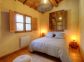 Gite &agrave; Levie, Corse du Sud, labelis&eacute; G&icirc;tes de France : une chambre avec un lit double