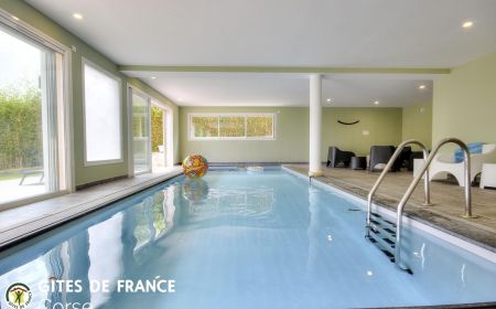 Gîte à Solenzara, Le Sud Corse, Corse du Sud, labellisé Gîtes de France : la piscine intérieure Gîte n°21331 Sari-Solenzara - Corse - Gîte à Solenzara, Le Sud Corse, Corse du Sud, labellisé Gîtes de France : la piscine intérieure
