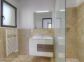 Gîte à Tizzano, Grand Valinco, Corse du Sud, labellisé Gîtes de France : une salle d'eau atteannte à la chambre à l'étage Gîte à Tizzano, Grand Valinco, Corse du Sud, labellisé Gîtes de France : une salle d'eau atteannte à la chambre à l'étage