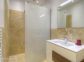 Gîte à Tizzano, Grand Valinco, Corse du Sud, labellisé Gîtes de France : une sale d'eau attenante à la chambre au rez-de-chaussée Gîte à Tizzano, Grand Valinco, Corse du Sud, labellisé Gîtes de France : une sale d'eau attenante à la chambre au rez-de-chaussée