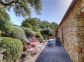 Gîte à Sollacaro, le Grand Valinco, Corse-du-Sud, labellisé Gîtes de France : la terrasse derrière le caseddu Gîte à Sollacaro, le Grand Valinco, Corse-du-Sud, labellisé Gîtes de France : la terrasse derrière le caseddu