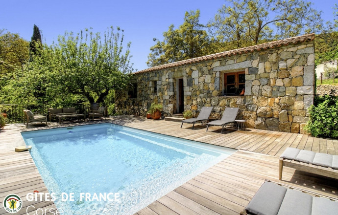 G&icirc;te n&deg;25061 LEVIE - Corse - A Funtanedda - Gite &agrave; Levie, Corse du Sud, labelis&eacute; G&icirc;tes de France : le gite et la piscine
