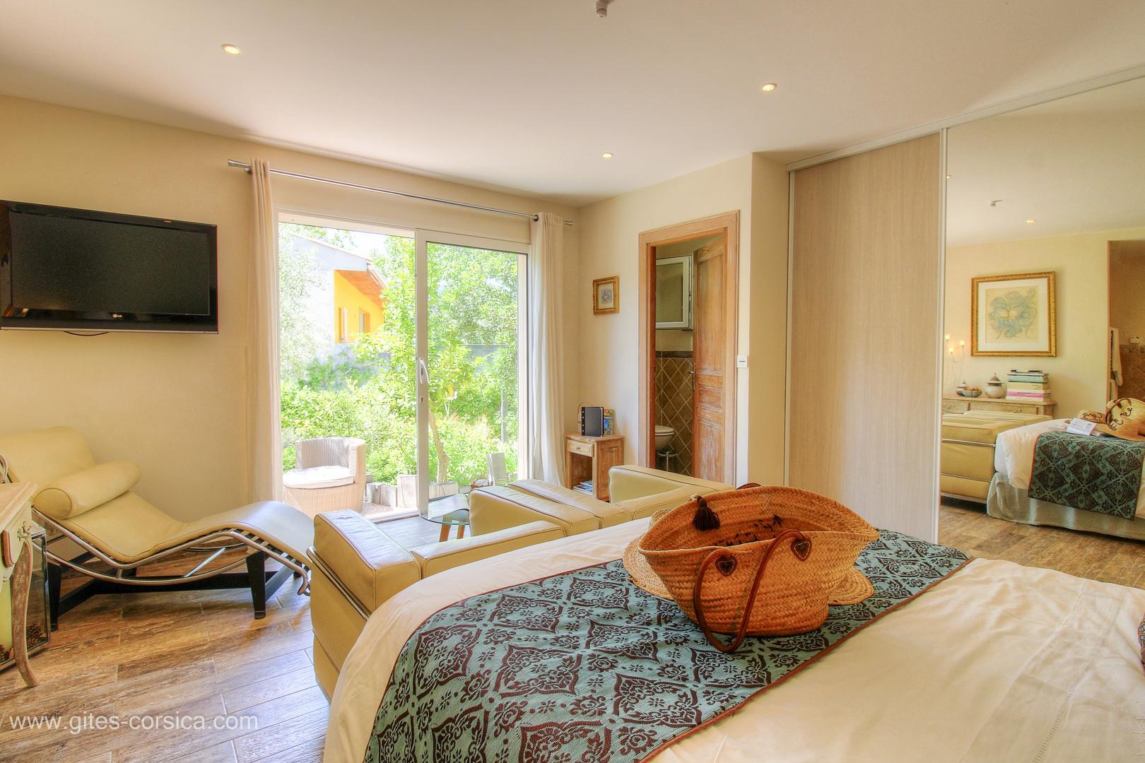 Chambres d'hôtes à Favone, Corse-du-Sud, labellisées Gîtes de France : Suite Alimea côté jardin photo 9