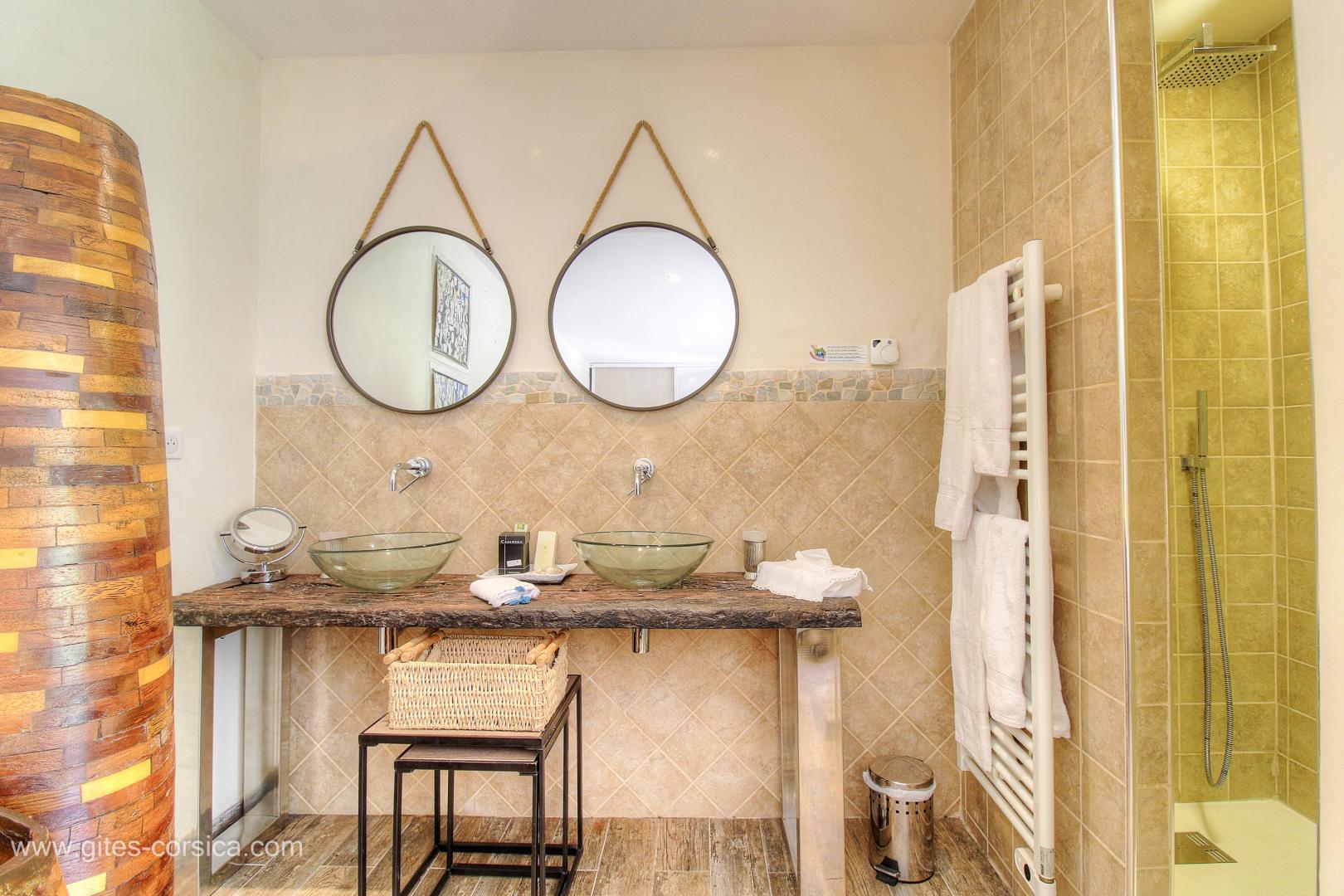 Chambres d'hôtes à Favone, Corse-du-Sud, labellisées Gîtes de France : Suite Alimea, la salle d'eau ouverte sur la chambre photo 11