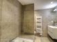 Gite &agrave; Afa, Le Grand Ajaccio, Corse du Sud, labellis&eacute; G&icirc;tes de France : la salle de bain (douche et baignoire) en rez-de-jardin