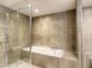 Gite &agrave; Afa, Le Grand Ajaccio, Corse du Sud, labellis&eacute; G&icirc;tes de France : la salle de bain (douche et baignoire) en rez-de-jardin
