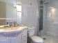 G&icirc;te &agrave; Montegrosso, Balagne, Haute-Corse, labellis&eacute; G&icirc;tes de France : la salle d'eau/WC privative &agrave; la chambre du rez-de-jardin