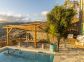 G&icirc;te &agrave; Porri, Grand Bastia, Haute-Corse, labellis&eacute; G&icirc;tes de France : la terrasse avec piscine