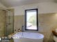 Gite &agrave; Afa, le Grand Ajaccio, Corse du Sud, labellis&eacute; G&icirc;tes de France : une salle de bain (douche et baignoire) attenante &agrave; la chambre