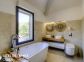 Gite &agrave; Afa, le Grand Ajaccio, Corse du Sud, labellis&eacute; G&icirc;tes de France : une salle de bain (douche et baignoire) attenante &agrave; la chambre