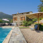 G&icirc;te &agrave; Ortale, C&ocirc;te orientale, Haute-Corse, labellis&eacute; G&icirc;tes de France : la piscine et le g&icirc;te