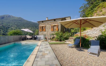 Gîte à Ortale, Côte orientale, Haute-Corse, labellisé Gîtes de France : la piscine et le gîte Gîte n°59531 Ortale - Corse - Gîte à Ortale, Côte orientale, Haute-Corse, labellisé Gîtes de France : la piscine et le gîte